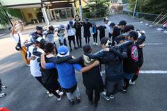 2025年の武者修行：肩を組み、輪になって気持ちを合わせる仲間たち