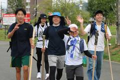 2026年の武者修行：休憩中、笑顔で手を振る参加者たち